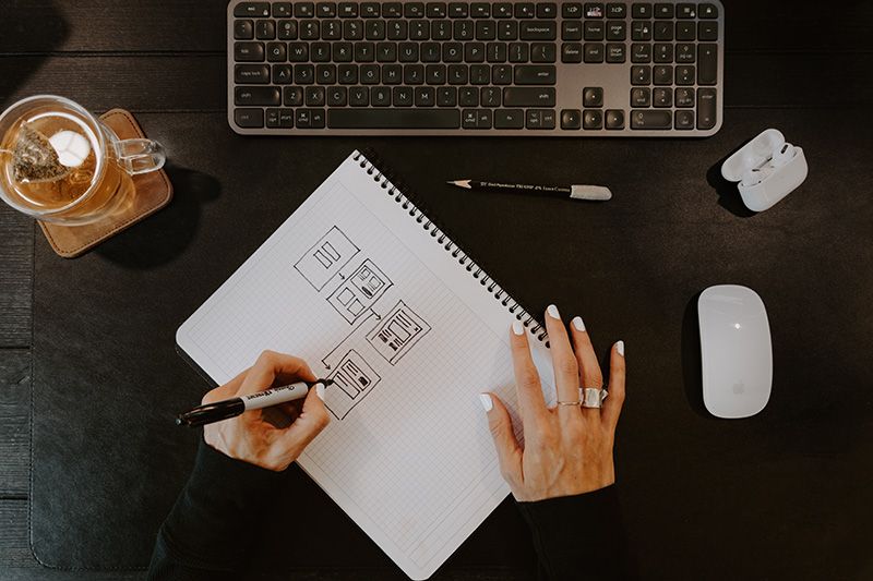 las manos de una diseñadora realizando un proyecto
